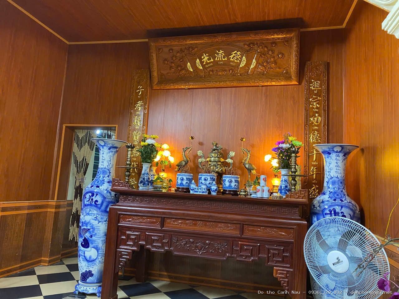 Bàn thờ đứng gỗ sồi màu óc chó mẫu sen nền - Bàn Thờ Chung Cư